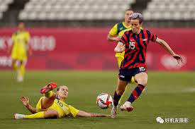 2025武汉马拉松赛道起点，周边樱花元素满满，人行步道增加了各种花卉.